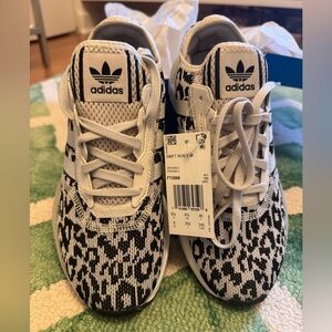 NIB Adidas Swift Run X white and black size 8